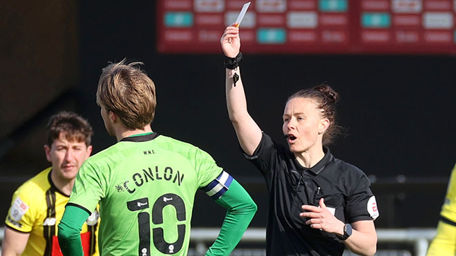 Trọng tài Rebecca Welch điều khiển trận Harrogate Town - Port Vale