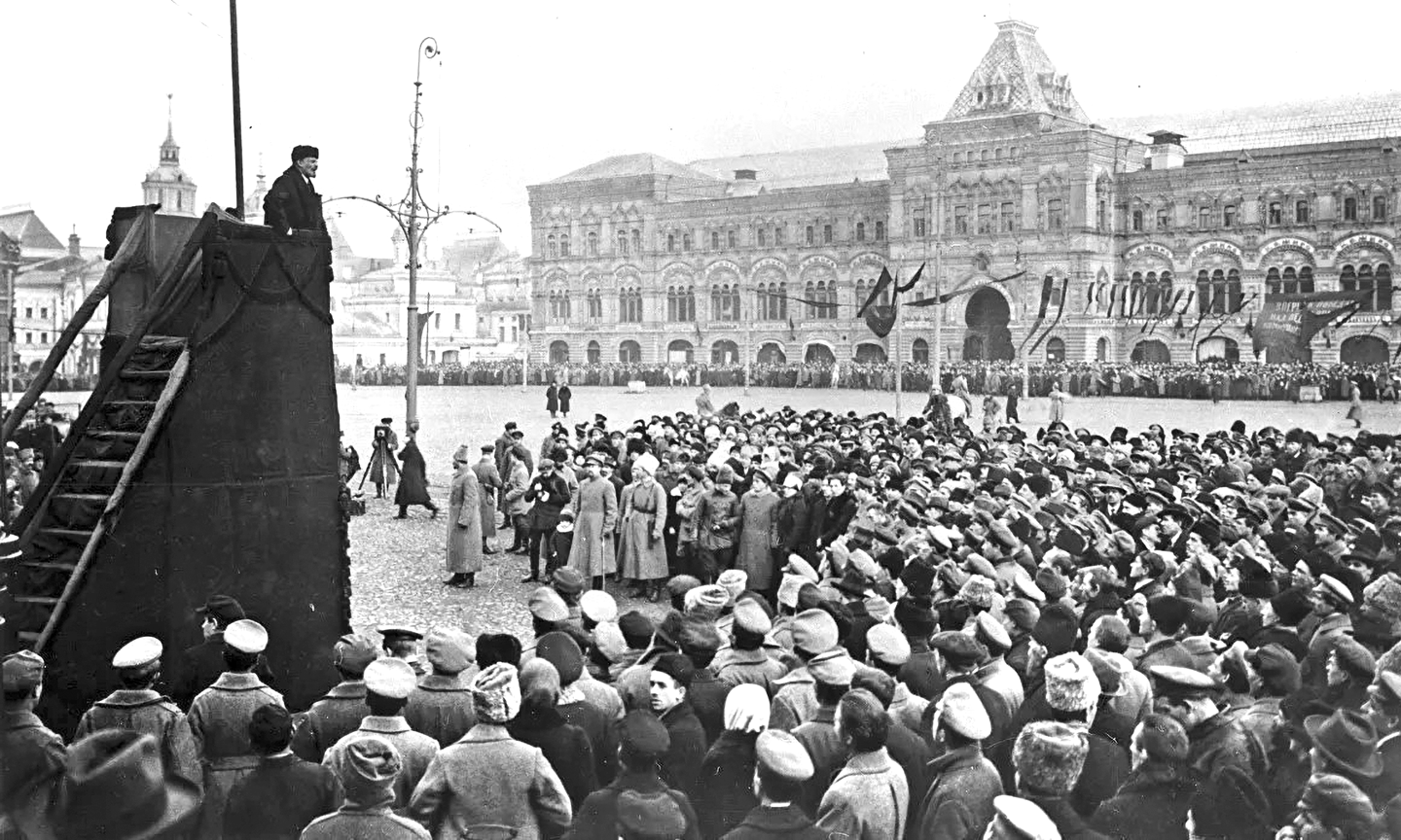 Lênin đọc diễn văn tại Quảng trường Đỏ ở Moskva trong Lễ kỷ niệm 1 năm ngày Cách mạng Tháng Mười Nga  thành công, ngày 7-11-1918.                                                                                                                                                                             Ảnh: TTXVN