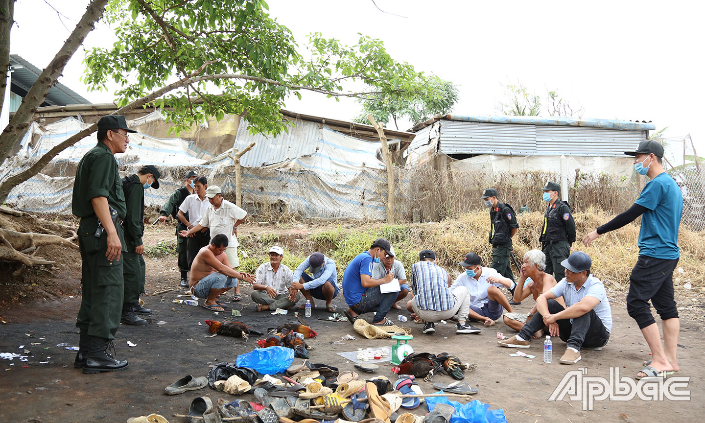 Các đối tượng bị tạm giữ.
