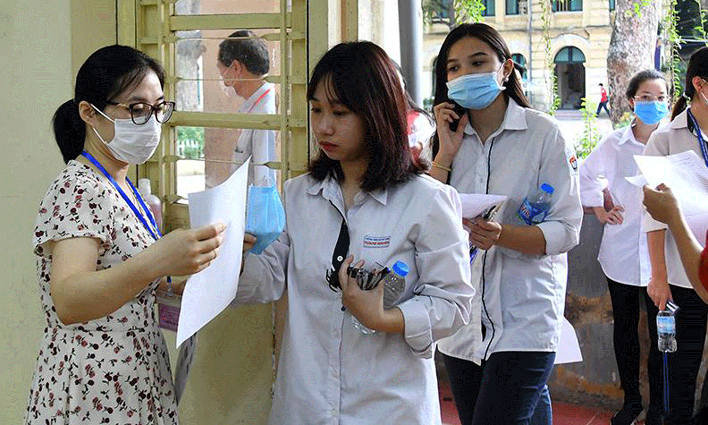 Thí sinh bước vào phòng thi tại Kỳ thi tốt nghiệp THPT 2020. Ảnhh: THUỶ NGUYÊN