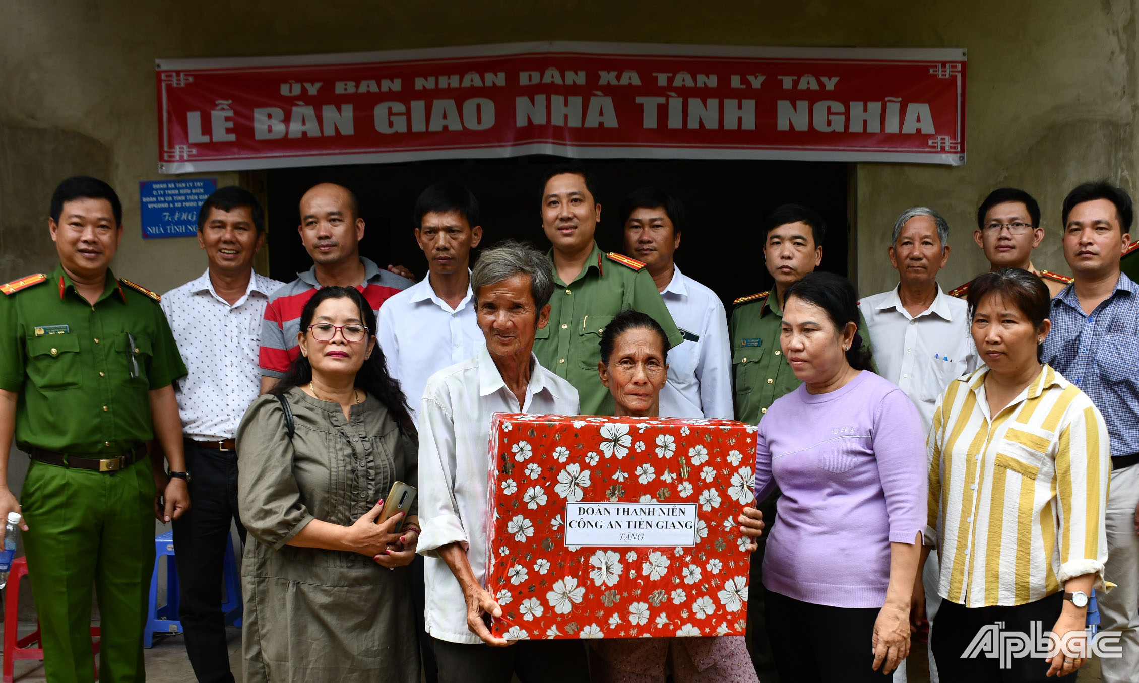 Lễ bàn giao Nhà tình nghĩa cho hộ ông Bảy.