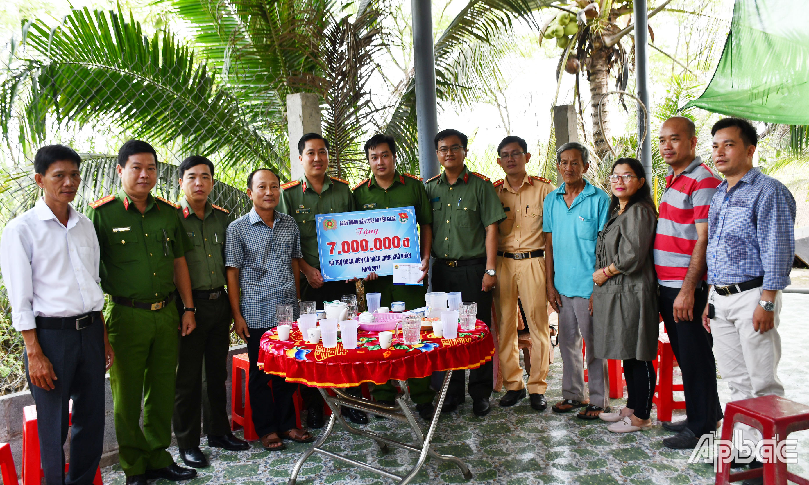 Tra tiền hỗ trợ cho Trung úy Lý Hoàng Băng.