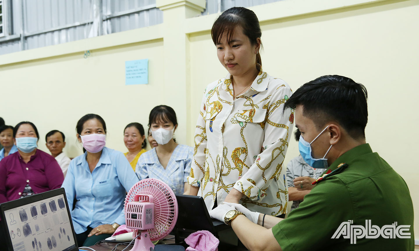 Người dân đến làm CCCD tại Công an huyện Chợ Gạo.