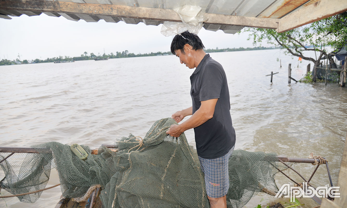 Chú Vũ dọn đồ nghề sau một chuyến ra sông. 
