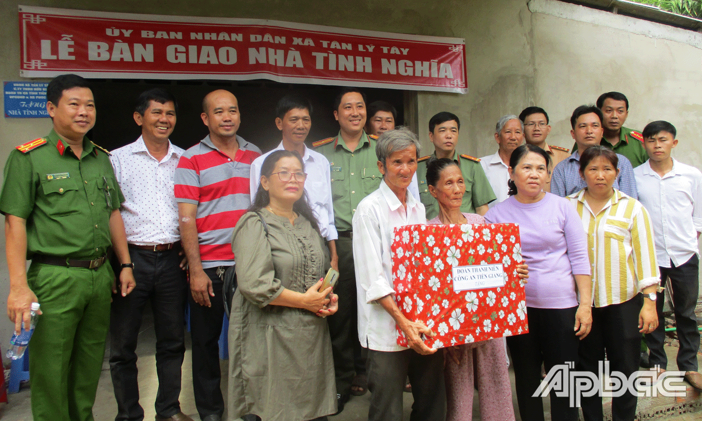 Quang cảnh bàn giao nhà tình nghĩa.