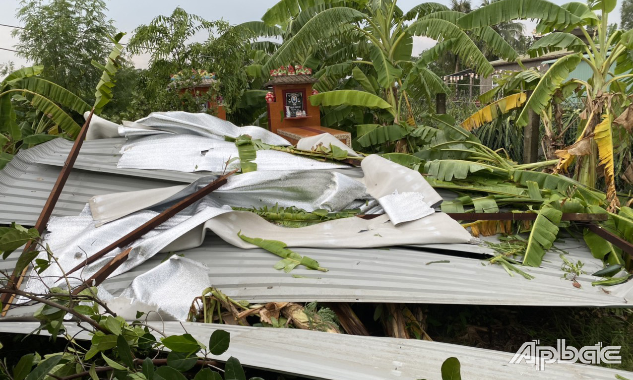 Mưa giông làm tốc mái nhà người dân tại xã Tân Bình Thạnh.