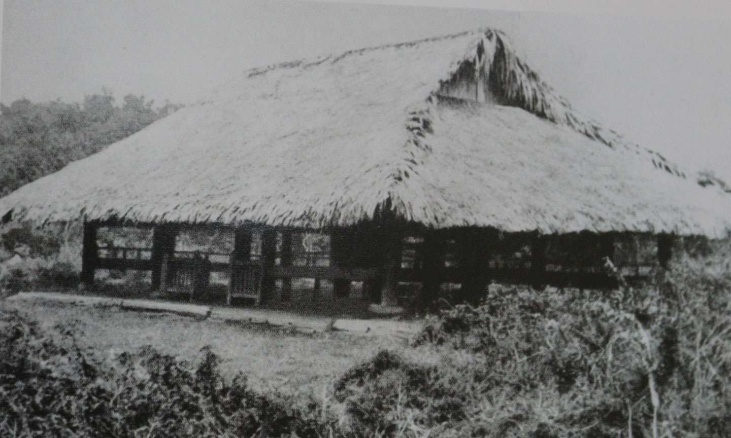 Đình Tân Trào, huyện Sơn Dương, tỉnh Tuyên Quang, nơi diễn ra Quốc dân Đại hội do Việt Minh triệu tập vào tháng 8-1945, quyết định Tổng khởi nghĩa, bầu ra Ủy ban dân tộc giải phóng do Hồ Chí Minh làm Chủ tịch.