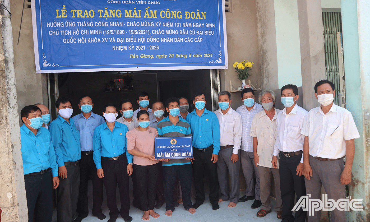 Lãnh đạo Liên đoàn Lao động tỉnh Tiền Giang, Công đoàn Viên chức Tiền Giang, trường Cao đẳng Tiền Giang, chính quyền địa phương vùng gia đình anh Thắng chụp ảnh lưu niệm bên ngôi nhà Mái ấm Công đoàn