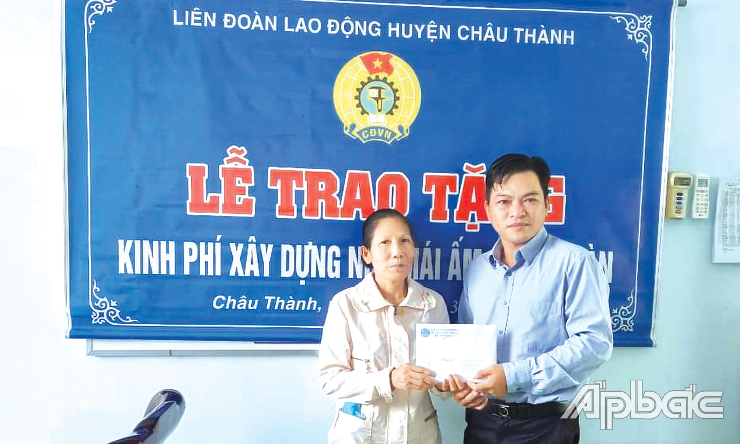 Đồng chí Trương Thanh Hòa trao kinh phí xây dựng Mái ấm công đoàn cho chị Đỗ Thị Điểu, Công đoàn viên Công ty TNHH XNK thực phẩm Á Châu.