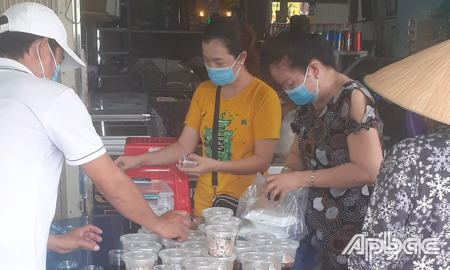 Quán cơm chay 2.000 đồng phục vụ hơn 100 suất ăn mỗi ngày.