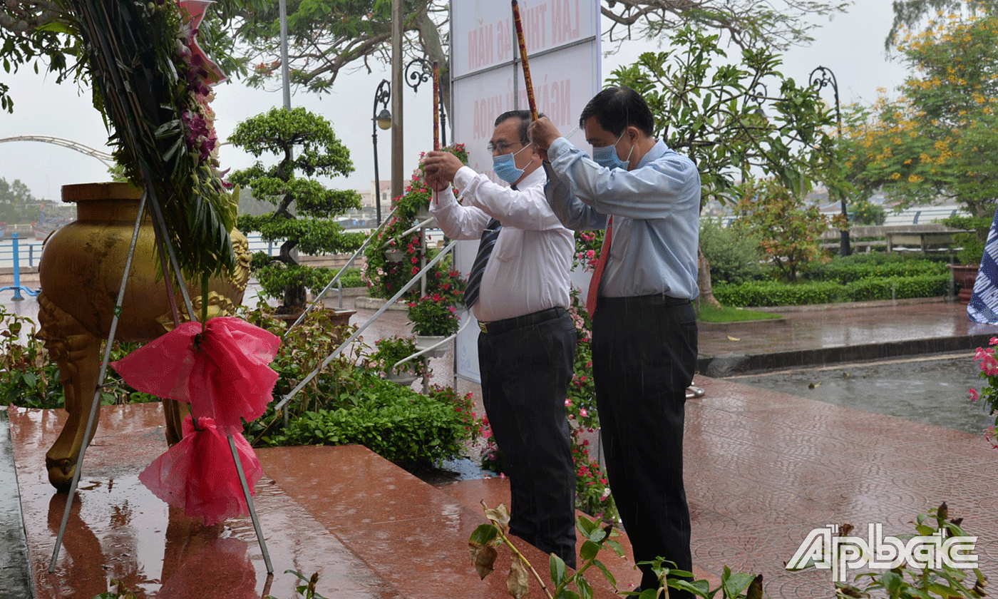 Đồng chí Võ Văn Bình thắp hương tại tượng đài Thủ Khoa Huân (phường 1, TP. Mỹ Tho).