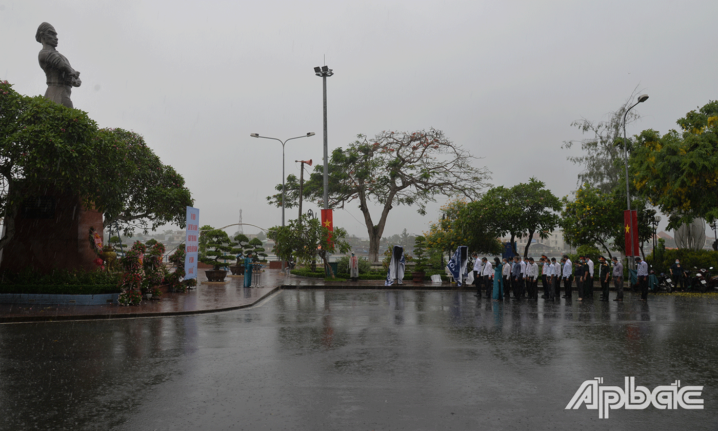 Lãnh đạo tỉnh, TP. Mỹ Tho, huyện Chợ Gạo đặt tràng hoa, thắp hương tưởng niệm tại Tượng đài Thủ Khoa Huân ở phường 1, TP. Mỹ Tho