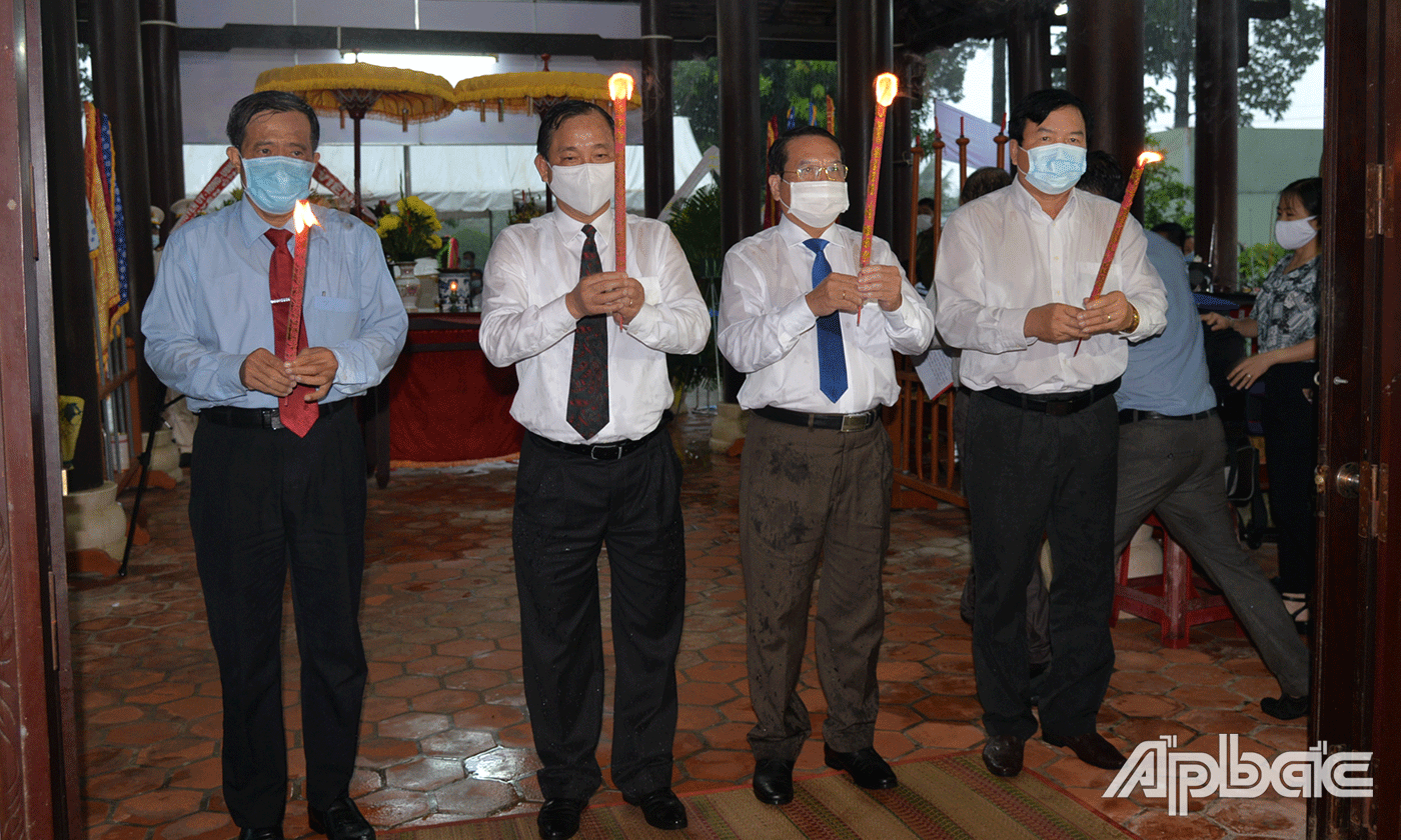 Lãnh đạo tỉnh đặt tràng hoa, thắp hương tại đề thờ Thủ khoa Nguyễn Hữu Huân ở xã Hòa Tịnh, huyện Chợ Gạo