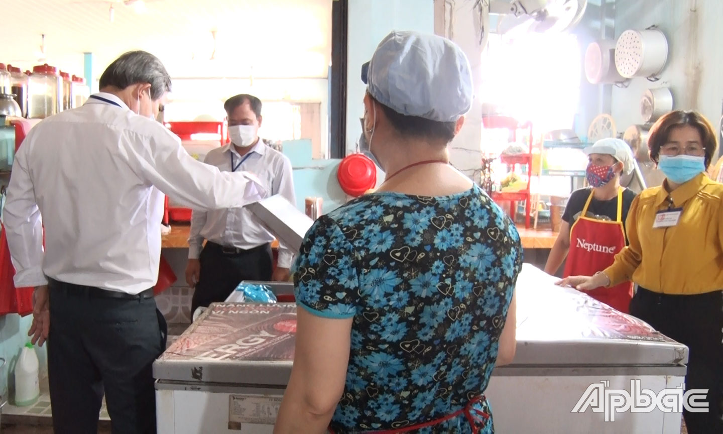 Đoàn kiểm tra liên ngành tiến hành thanh, kiểm tra vệ sinh ATTP tại các cơ sở sản xuất, kinh doanh và dịch vụ ăn uống trên địa bàn TX. Cai Lậy.