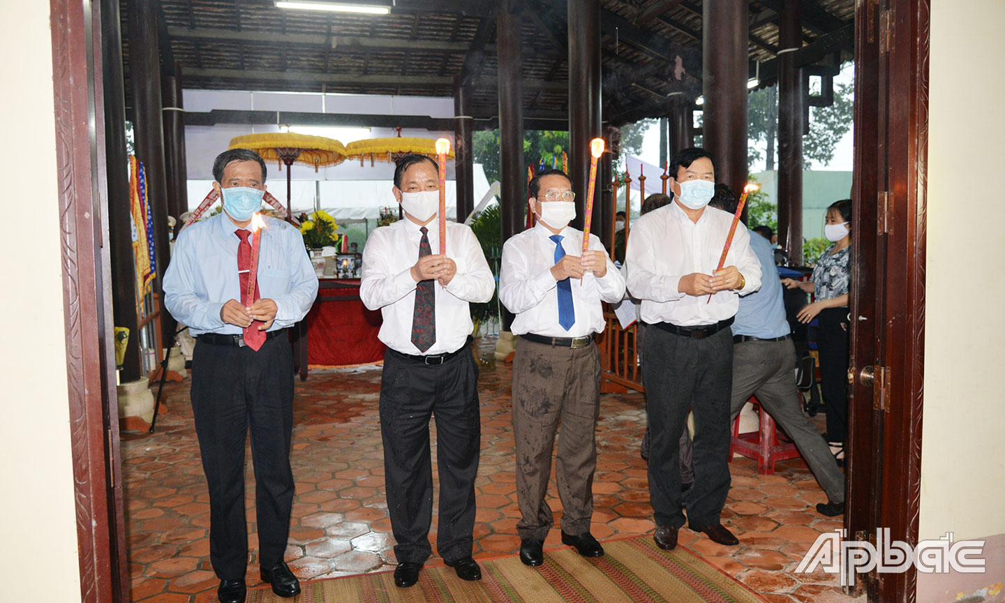 Lãnh đạo tỉnh đặt tràng hoa, thắp hương tưởng niệm tại Đền thờ AHDT Thủ khoa Nguyễn Hữu Huân.