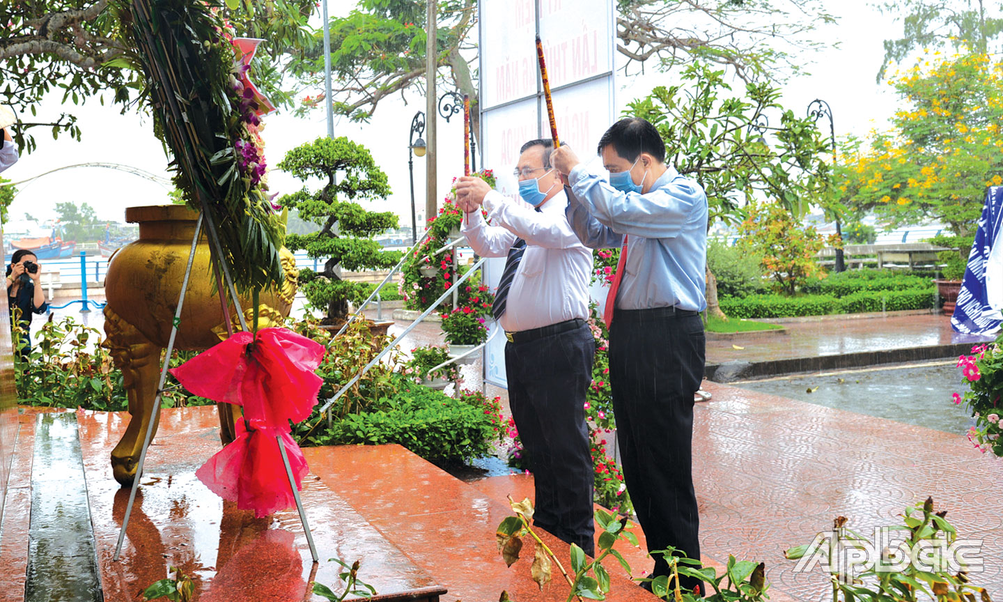 Lãnh đạo tỉnh đặt tràng hoa, thắp hương tưởng niệm tại Đền thờ AHDT Thủ khoa Nguyễn Hữu Huân.
