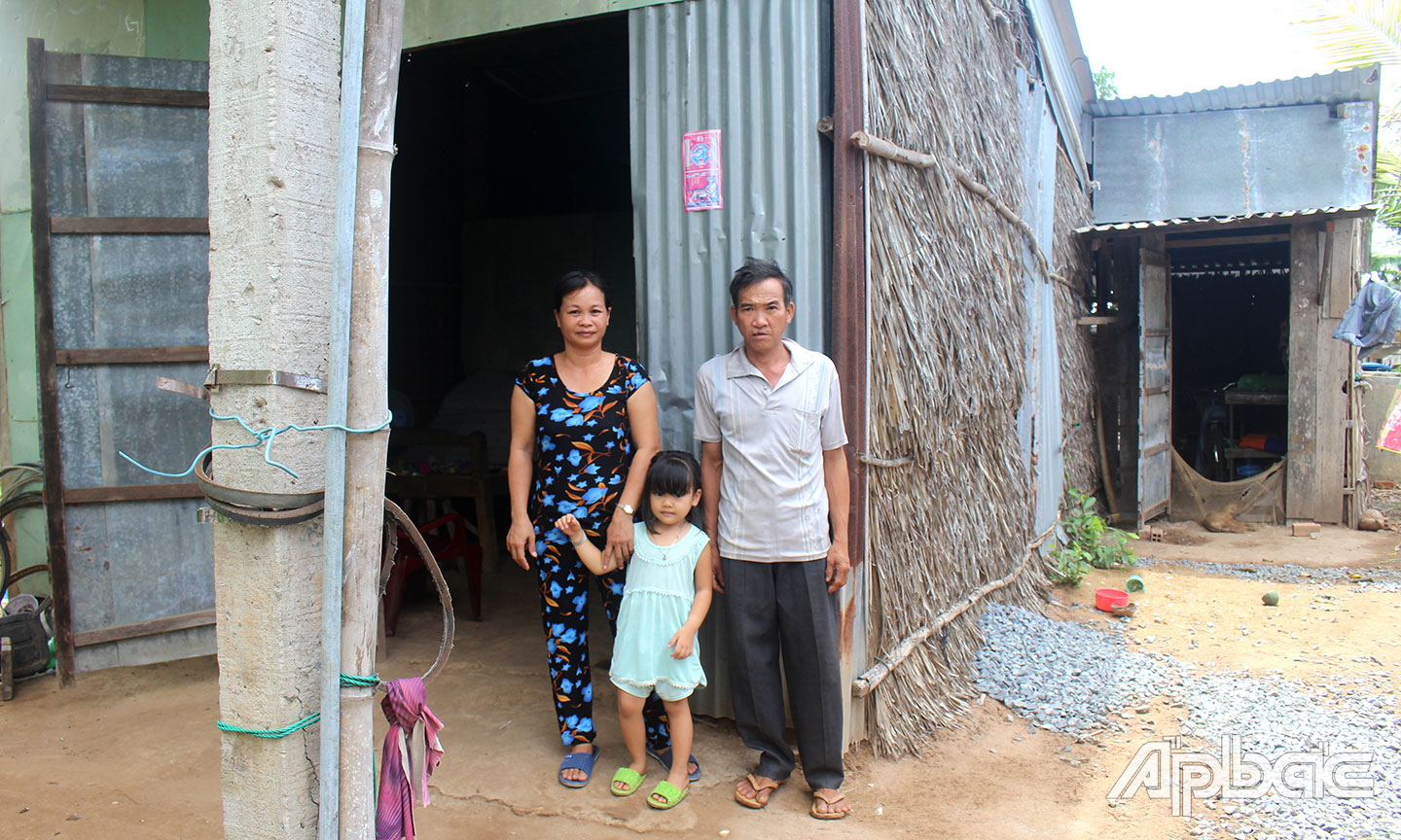 Gia đình anh Hùng bên căn nhà xuống cấp.