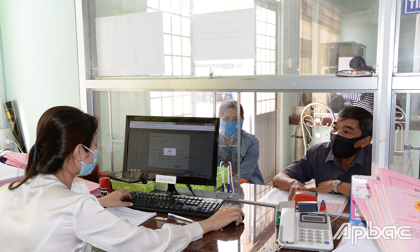 Cán bộ Chi nhánh Văn phòng Đăng ký đất đai TX. Cai Lậy tiếp nhận hồ sơ của người dân.