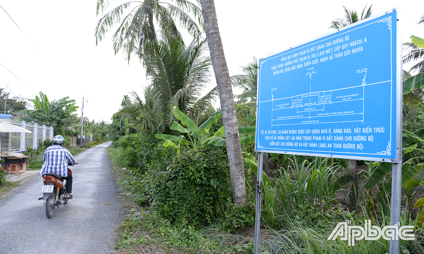 Bảng quy định phạm vi đất dành cho đường bộ cách nơi ông Minh và ông Dư trồng cây không xa.