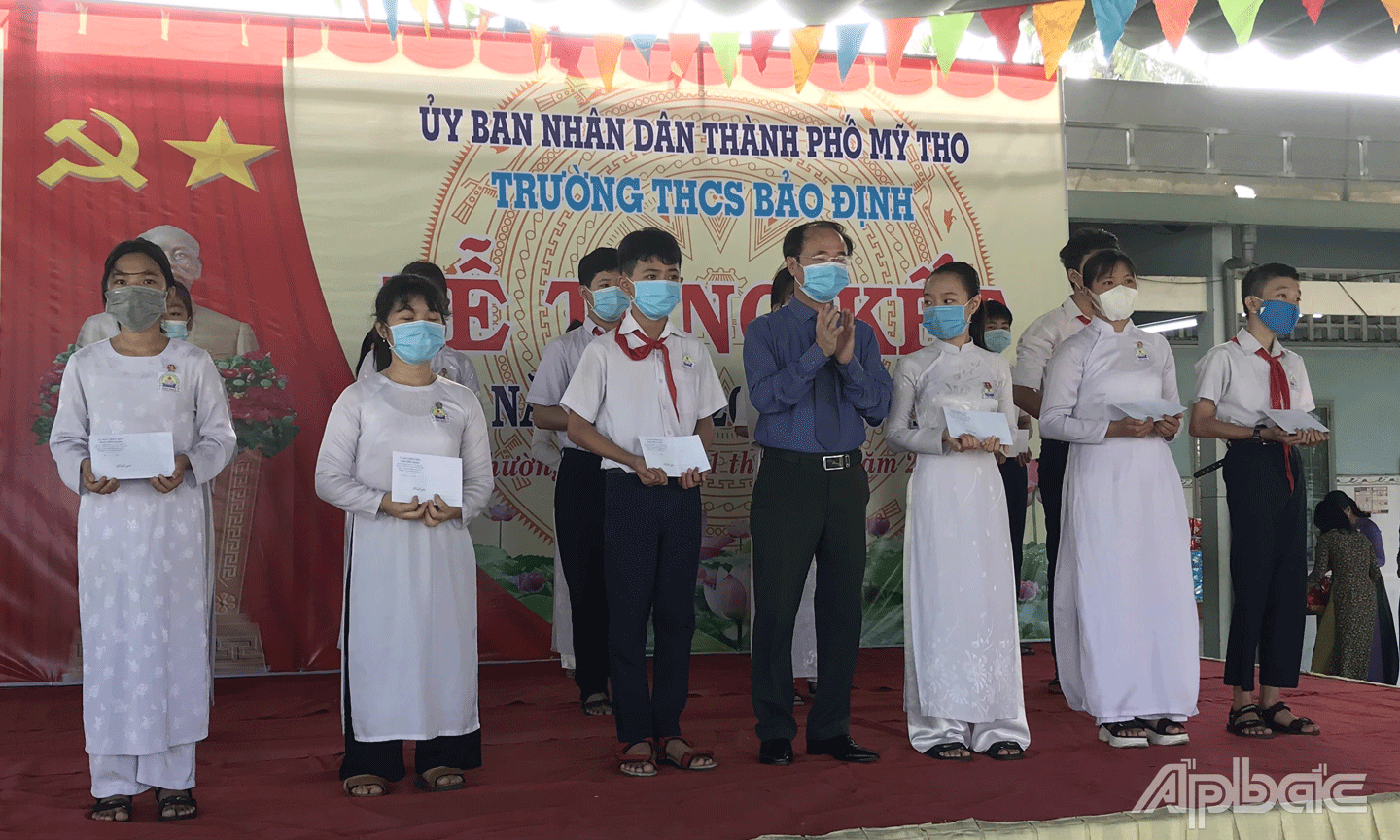 đồng chí Trần Kim Trát trao tặng 20 suất học bổng cho các em học sinh vượt khó, học tốt.