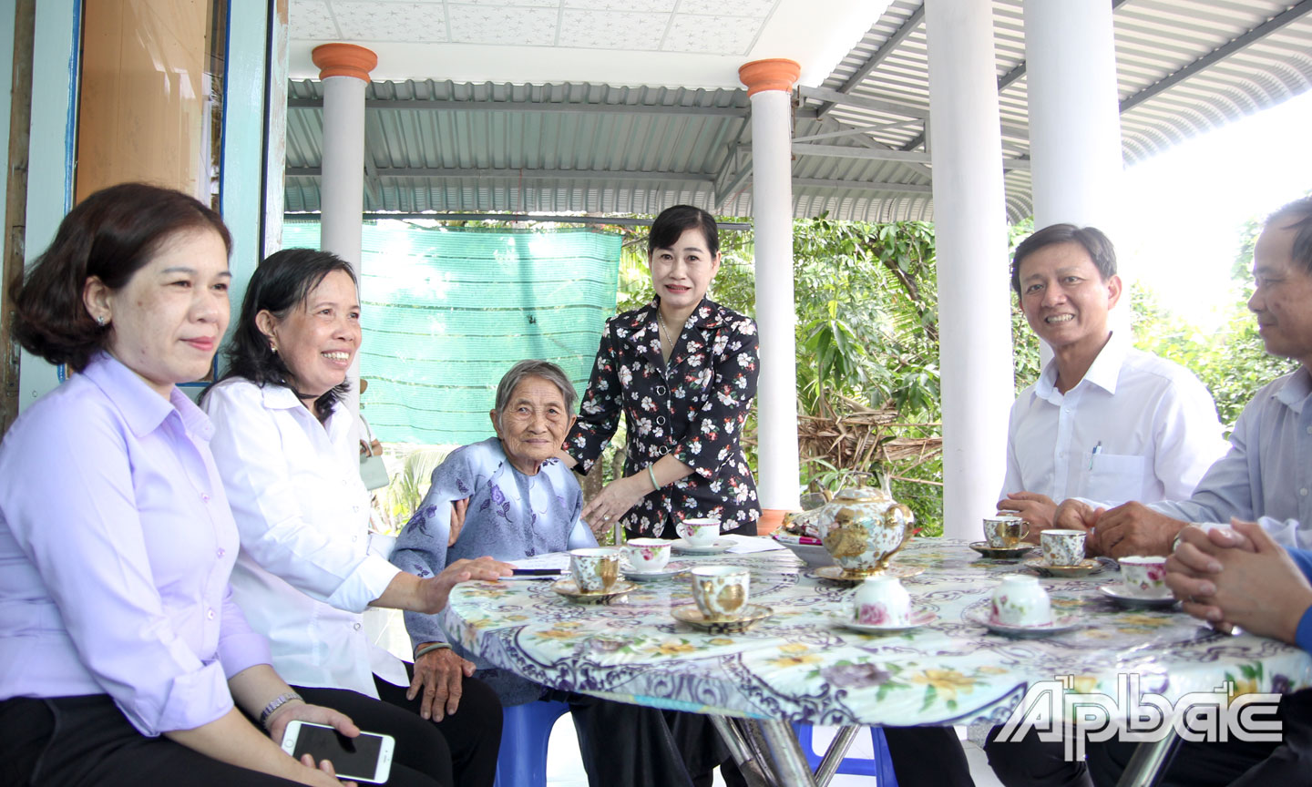 Đồng chí Châu Thị Mỹ Phương ân cần thăm hỏi, tặng quà Bà mẹ Việt Nam Anh hùng Trần Thị Hai tại xã An Thạnh Thủy, huyện Chợ Gạo nhân dịp kỷ niệm 73 năm Ngày Thương binh - Liệt sĩ (27-7-1947 - 27-7-2020). Ảnh: VĂN THẢO