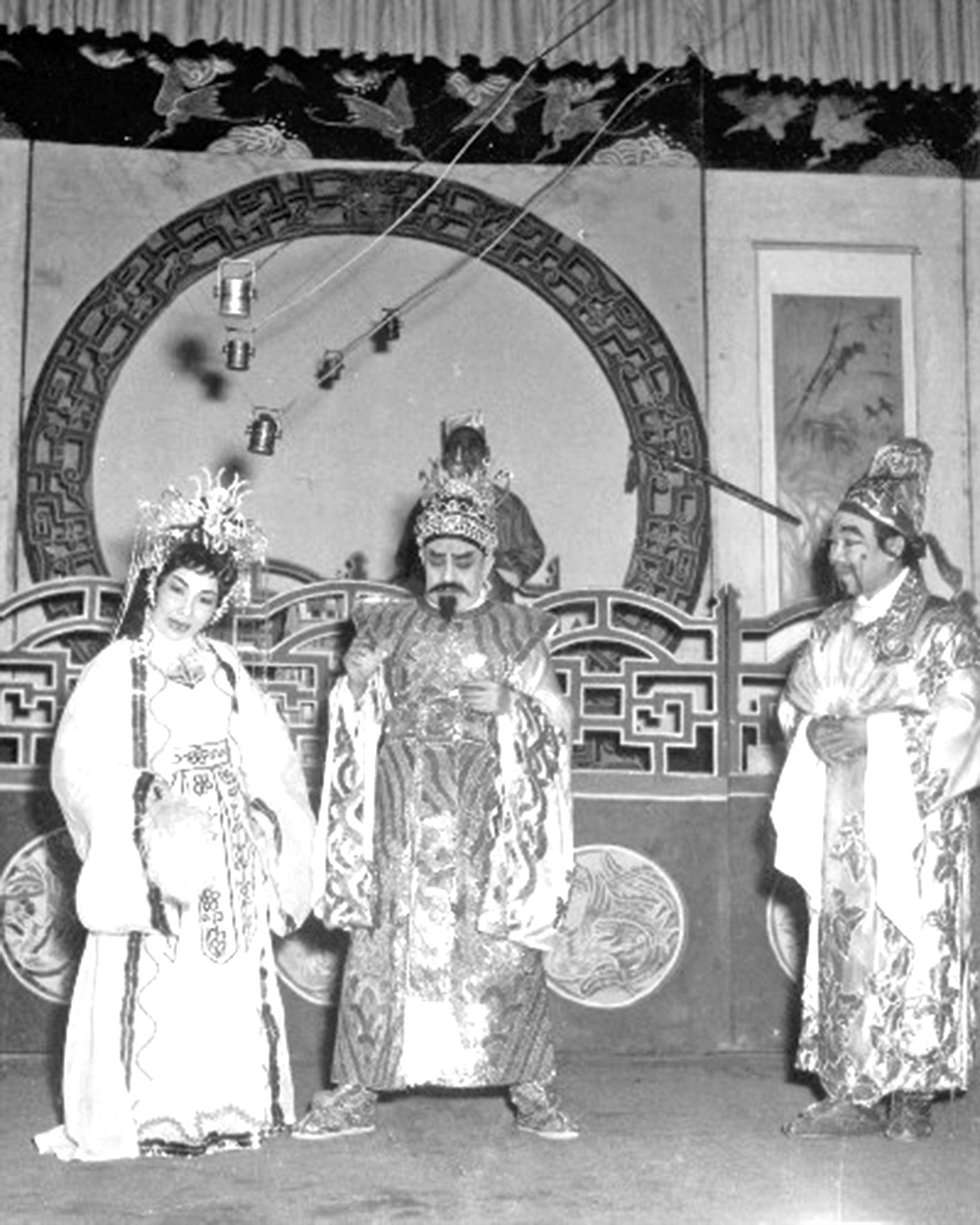 Từ trái sang: NS Kim Cúc (vai Tây Thi) và NS Năm Châu (vai Ngô Phù Sai,  đứng giữa) trong vở “Tây Thi - gái nước Việt”.                 Ảnh: HUỲNH CÔNG MINH