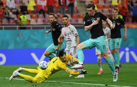 Michael Gregoritsch điệm bòng cận thành, ghi bàn.