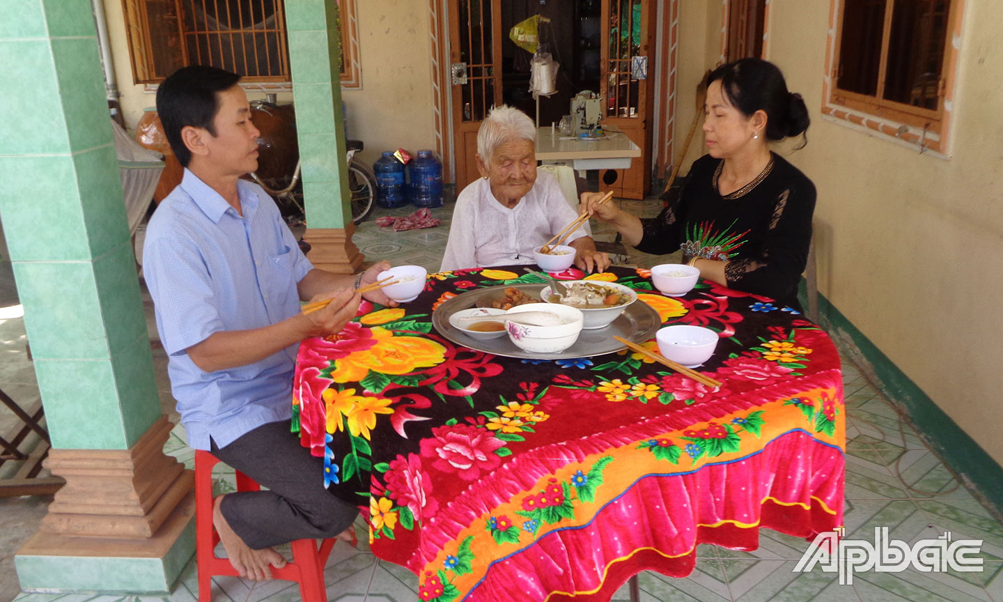 Gia đình Việt Nam nói chung và gia đình Nam bộ nói riêng luôn coi trọng  xây dựng nền nếp gia pháp con cháu có hiếu với ông bà, cha mẹ.   Ảnh: QUẾ ANH