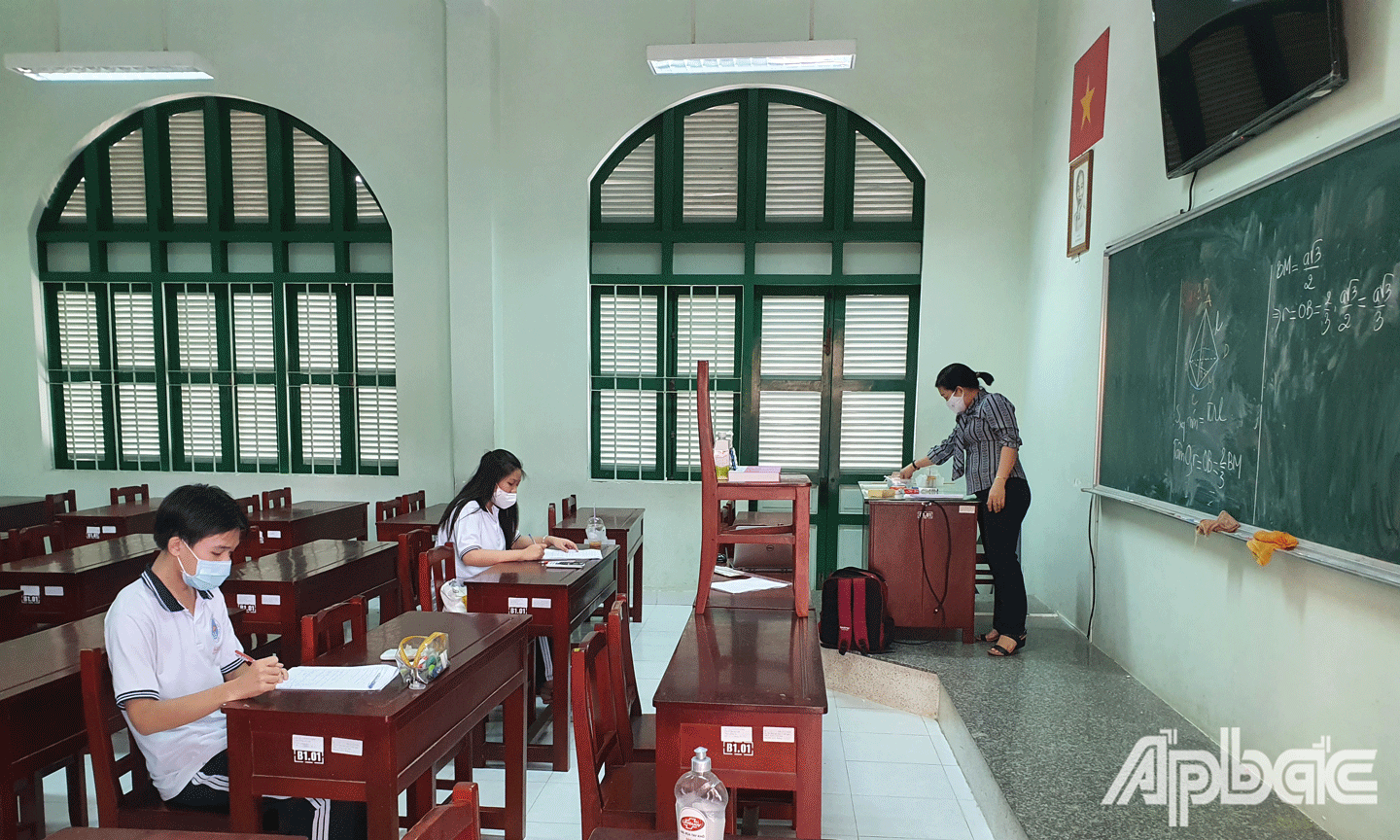 Học sinh Trường THPTNguyễn Đình Chiểu, TP. Mỹ Tho ôn thi tốt nghiệp THPT bằng hình thức trực tuyến và trực tiếp. 