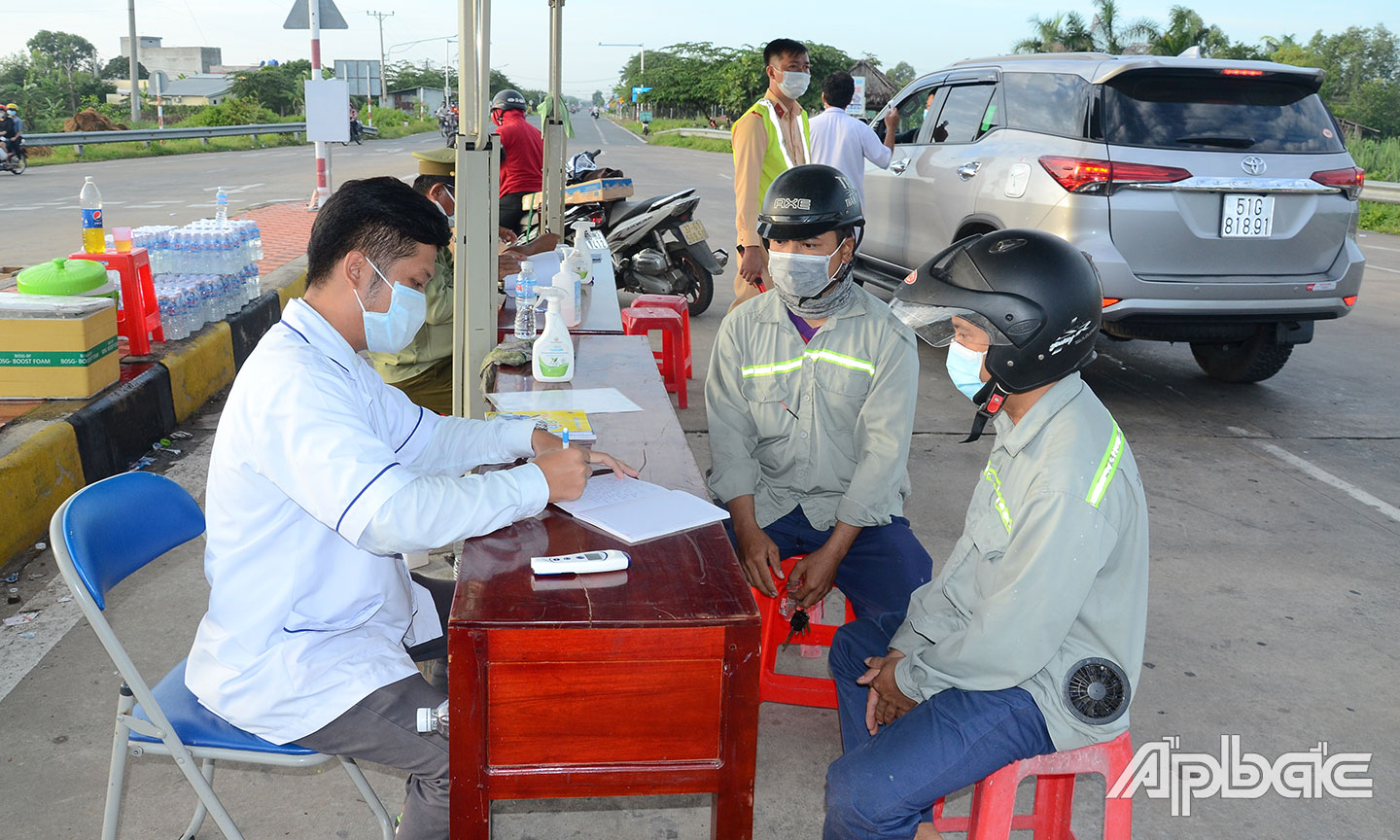 Chốt kiểm soát y tế tại Trạm thu phí cầu Mỹ Lợi (TX. Gò Công) hoạt động 24/24 giờ.