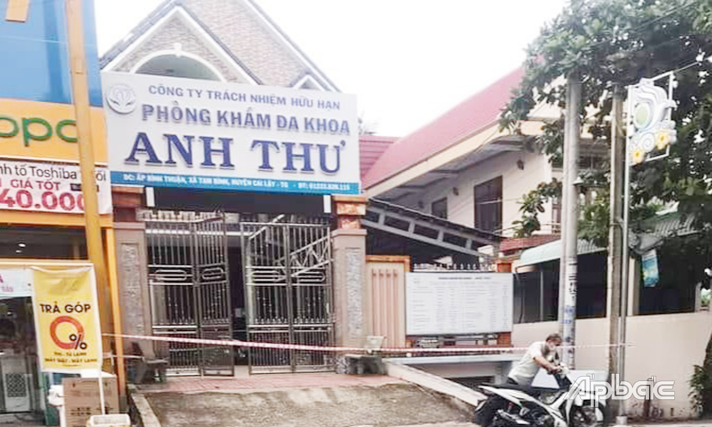 Phòng khám đa khoa Anh Thư, địa chỉ tại ấp Bình Thuận, xã Tam Bình liên quan đến bệnh nhân Covid-19 là tiểu thương tại chợ Ba Dừa đã bị phong tỏa vào tối 12-6