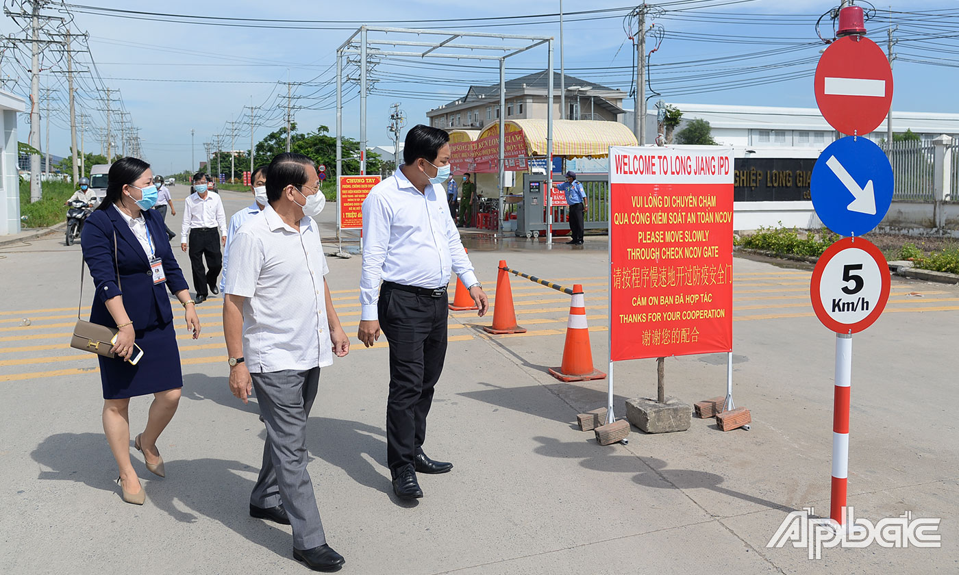 Các cổng ra vào KCN Long Giang đều được lắp đặt máy phun sương khử khuẩn.