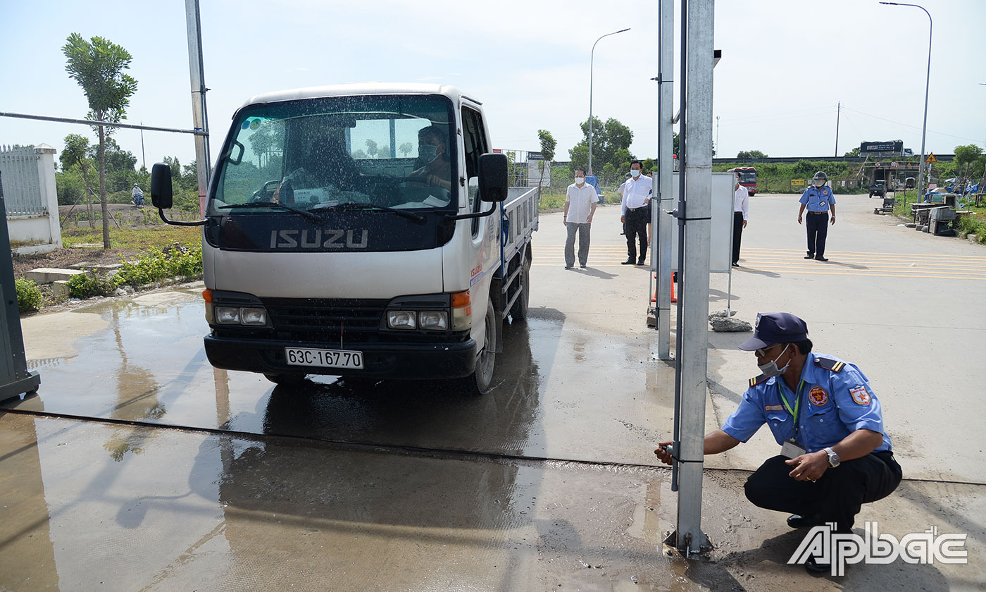 Các cổng ra vào KCN Long Giang đều được lắp đặt máy phun sương khử khuẩn.