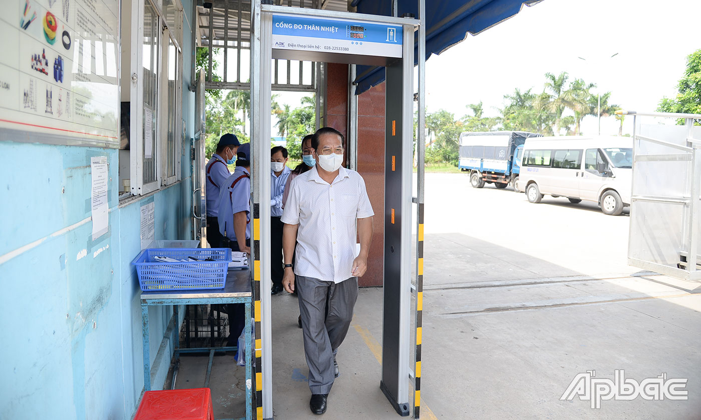 Công ty TNHH Giày Apache Việt Nam áp dụng cổng đo thân nhiệt tự động.