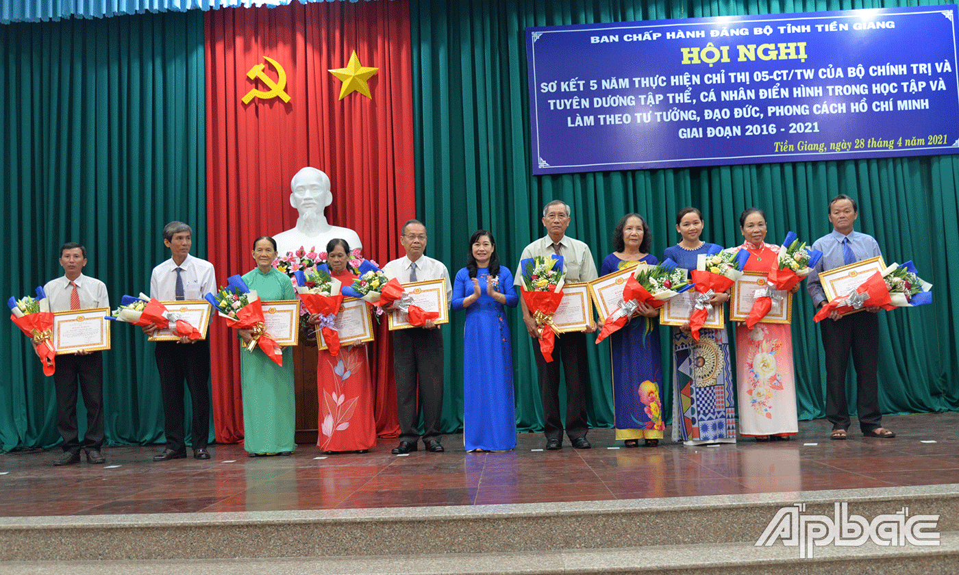 Chị Trần Thị Ngọc Thúy (thứ 3 từ phải qua) nhận bằng khen của Ban Thường vụ Tỉnh ủy.