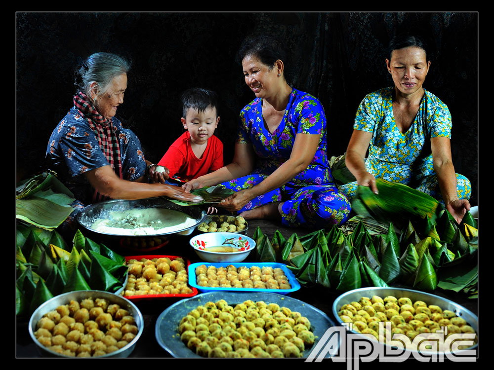 Sự truyền nghề, luôn là sự gắn kết giữa các thế hệ trong gia đình. Ảnh: QUỐC CẢNH