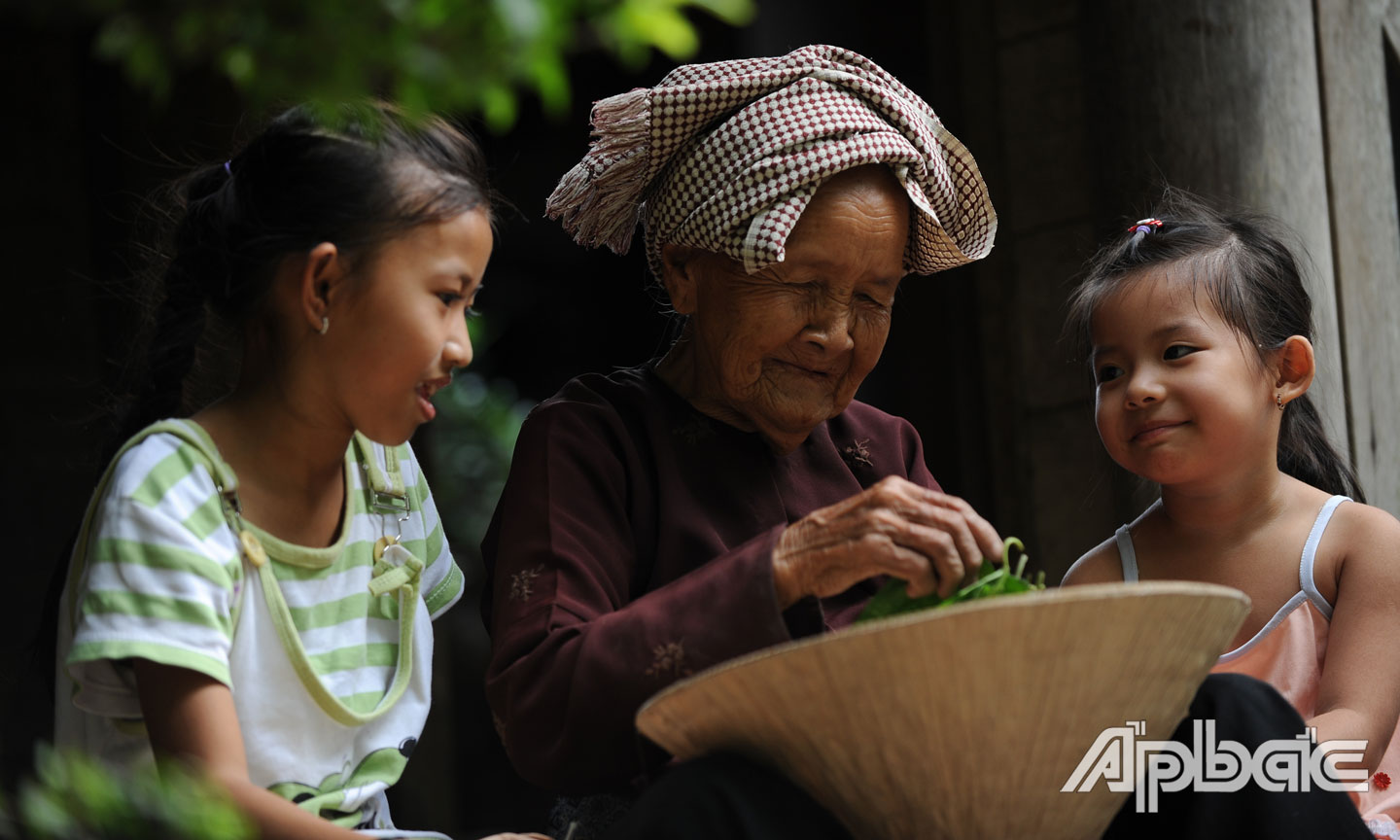 Tình yêu thương của ông, bà là niềm hạnh phúc lớn nhất của mỗi đứa trẻ. Ảnh: HUỲNH NGỌT