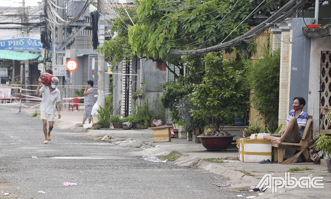 Người dân trong khu vực phong tỏa tại phường 2 nhận gas từ bên ngoài.