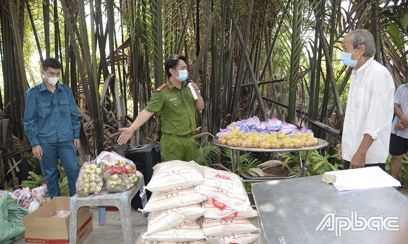 Các lực lượng hướng dẫn, điều phối người dân nhận thực thẩm.