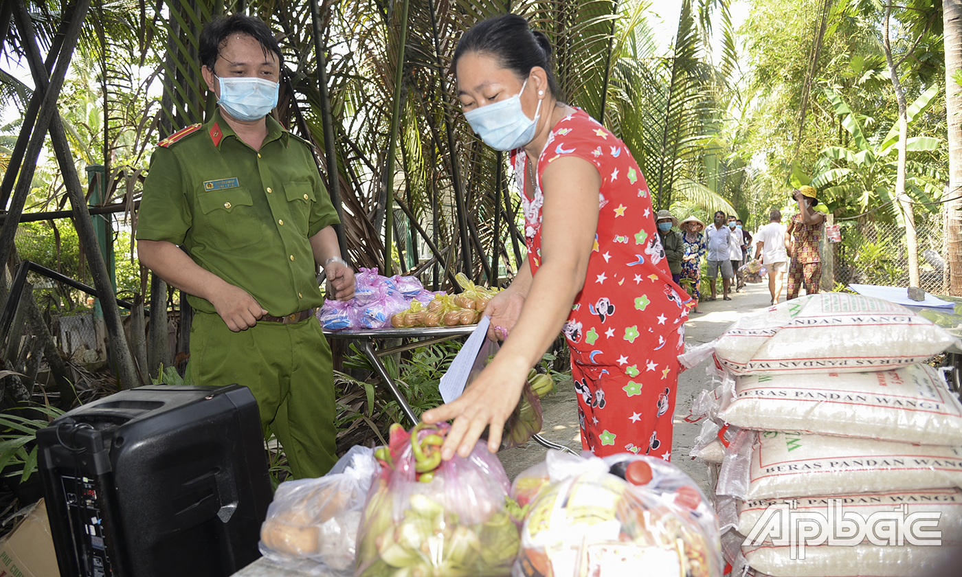 Nhiều thực phẩm, nhu yếu phẩm của các mạnh thường quân đã đến tay người dân trong khu vực phong tỏa.