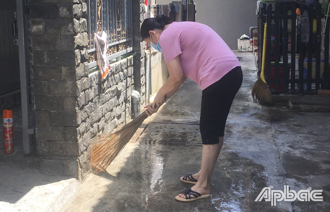 Người dân trong hẻm 64 Phan Hiển Đạo, phường 7 nhận nhu yếu phẩm. Ảnh: ĐĂNG KHOA