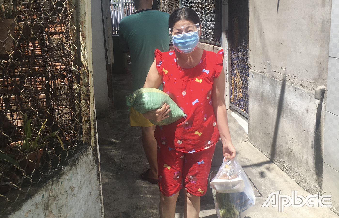 Người dân hẻm 64 Phan Hiển Đạo, phường 7 nhận nhu yếu phẩm. Ảnh: ĐĂNG KHOA (người dân trong khu vực phong tỏa cung cấp)