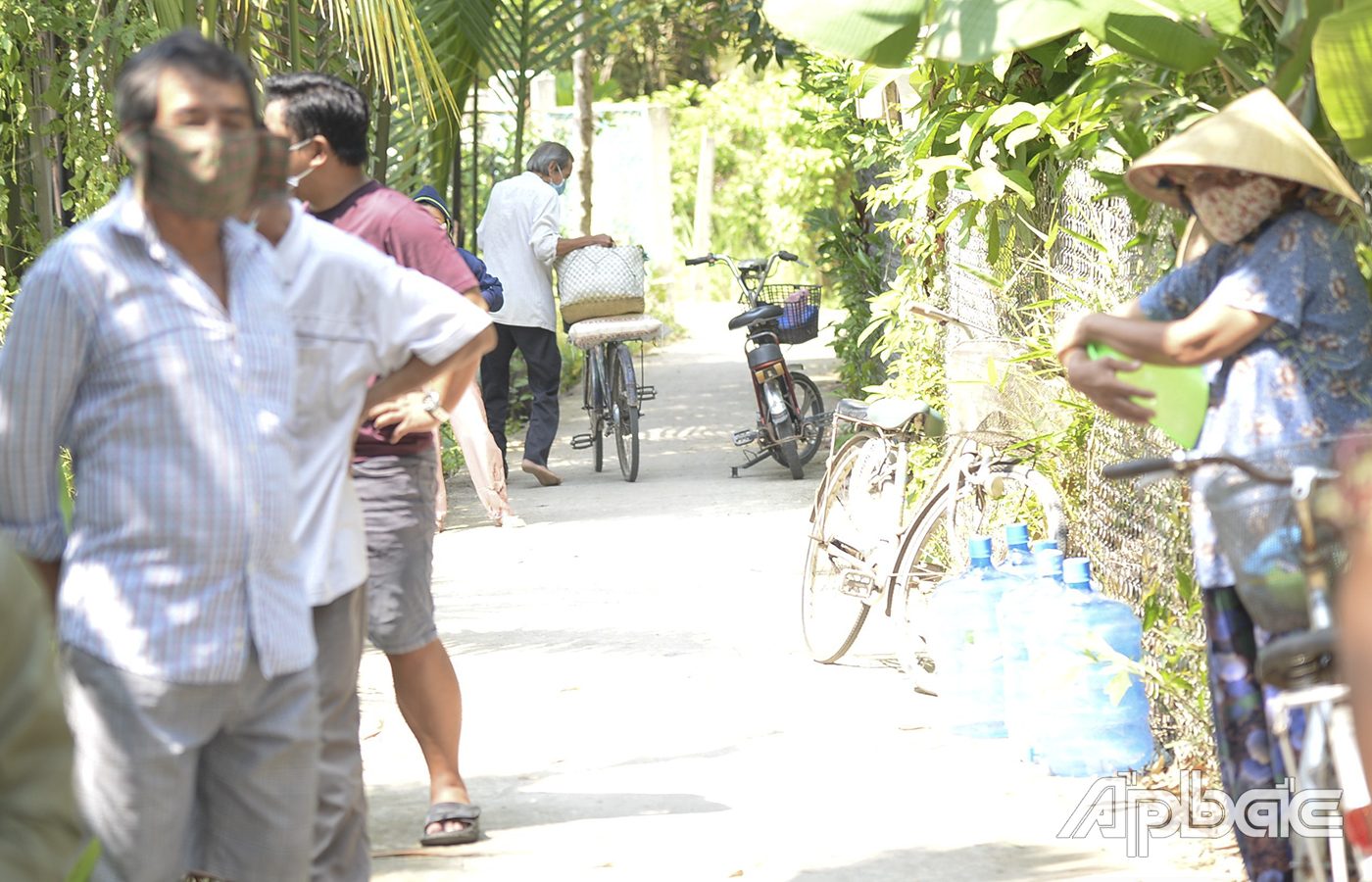 Người dân chở thực phẩm do chính quyền địa phương vận động, hỗ trợ về nhà.