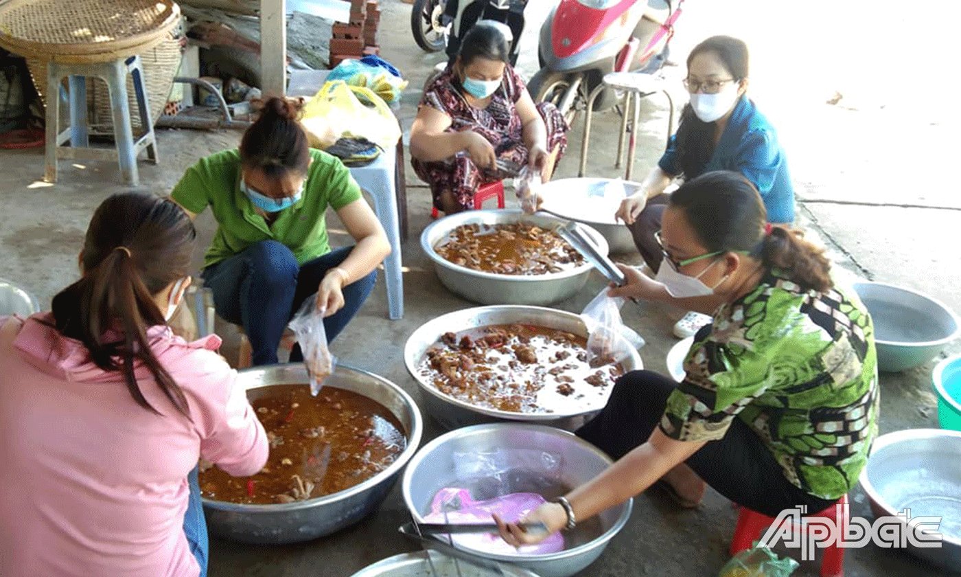 Những bữa cơm ấm áp tình thương được khẩn trương chuẩn bị để trao tận tay những người nghèo khó.