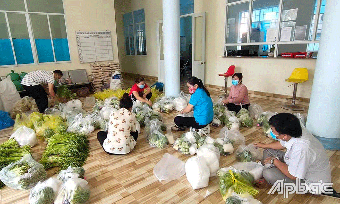 Các cấp Hội phụ nữ chuẩn bị các phần quà cho các hộ dân trong khu vực bị phong tỏa.