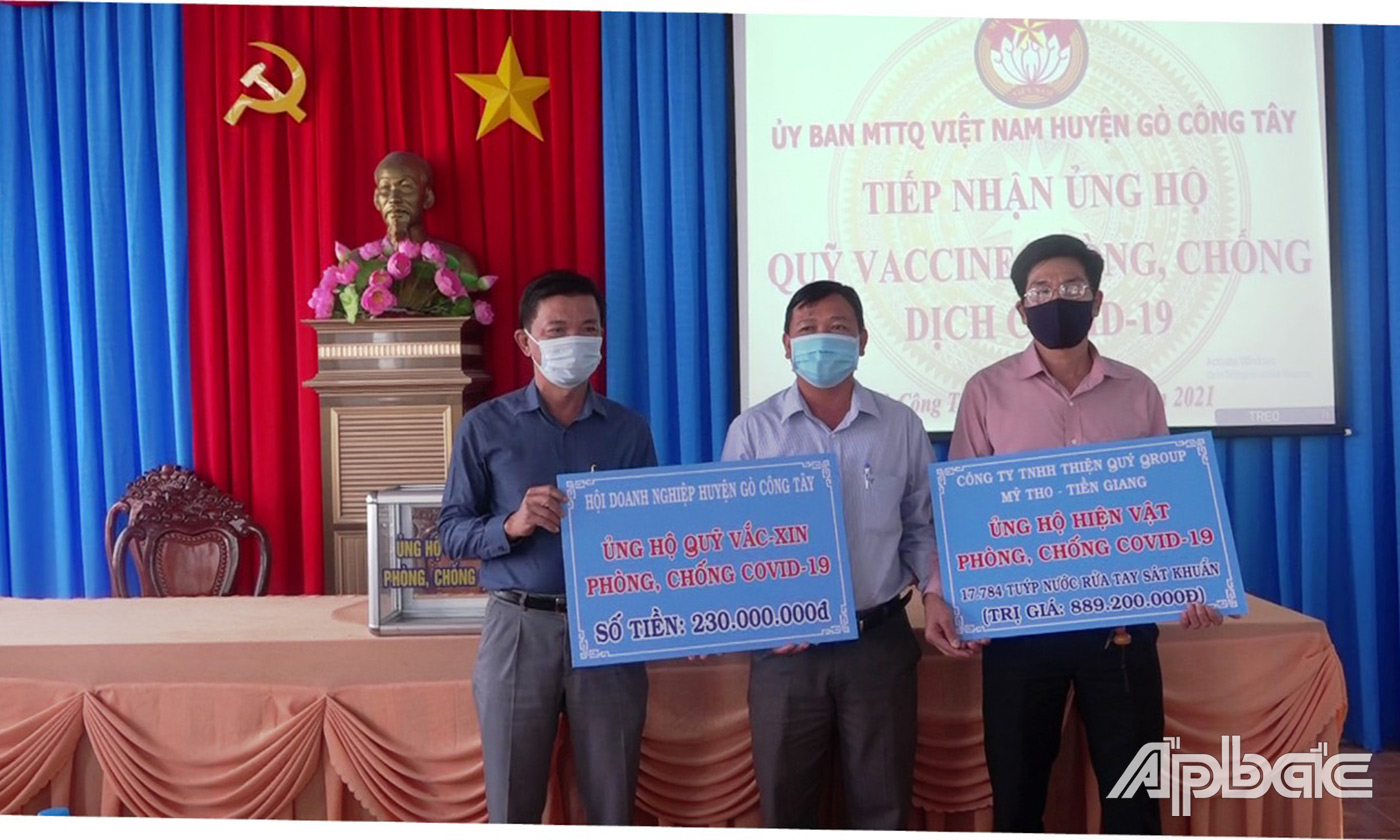 trao Bảng tượng trưng ủng hộ 1,5 tỷ đồng cho cho Quỹ phòng, chống dịch Covid-19 tỉnh Tiền Gian