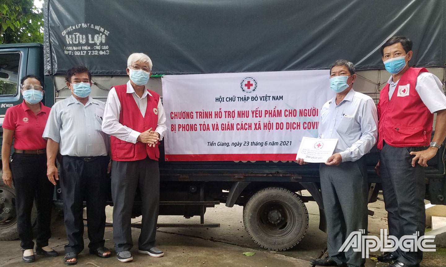 Hội CTĐ tỉnh tặng nhu yếu phẩm cho người dân trong khu vực bị phong tỏa và giãn cách xã hội của tỉnh.