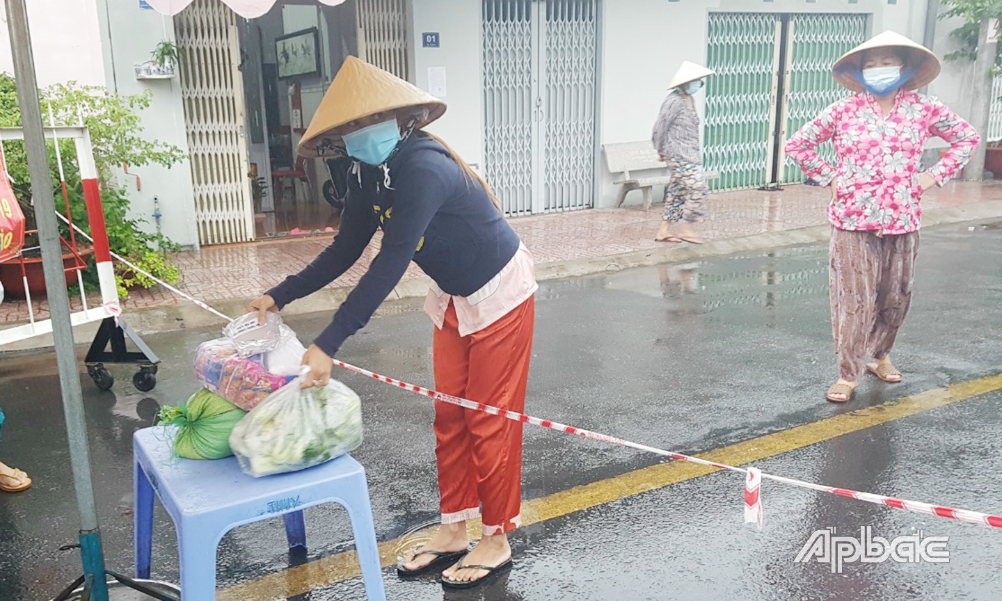 Nhửng phần quà chuyển đến người dân