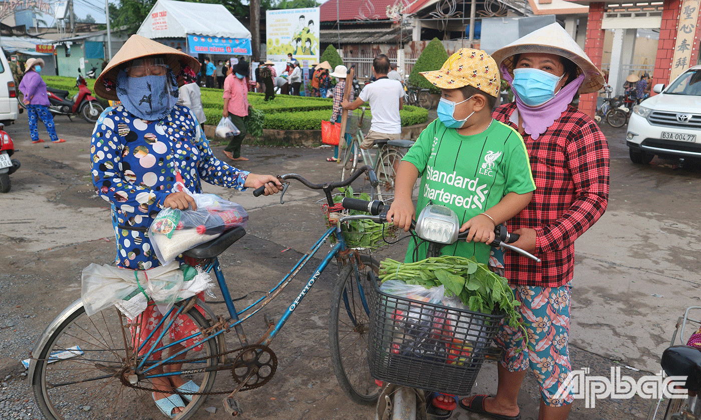 Người dân khó khăn vui mừng nhận quà hỗ trợ