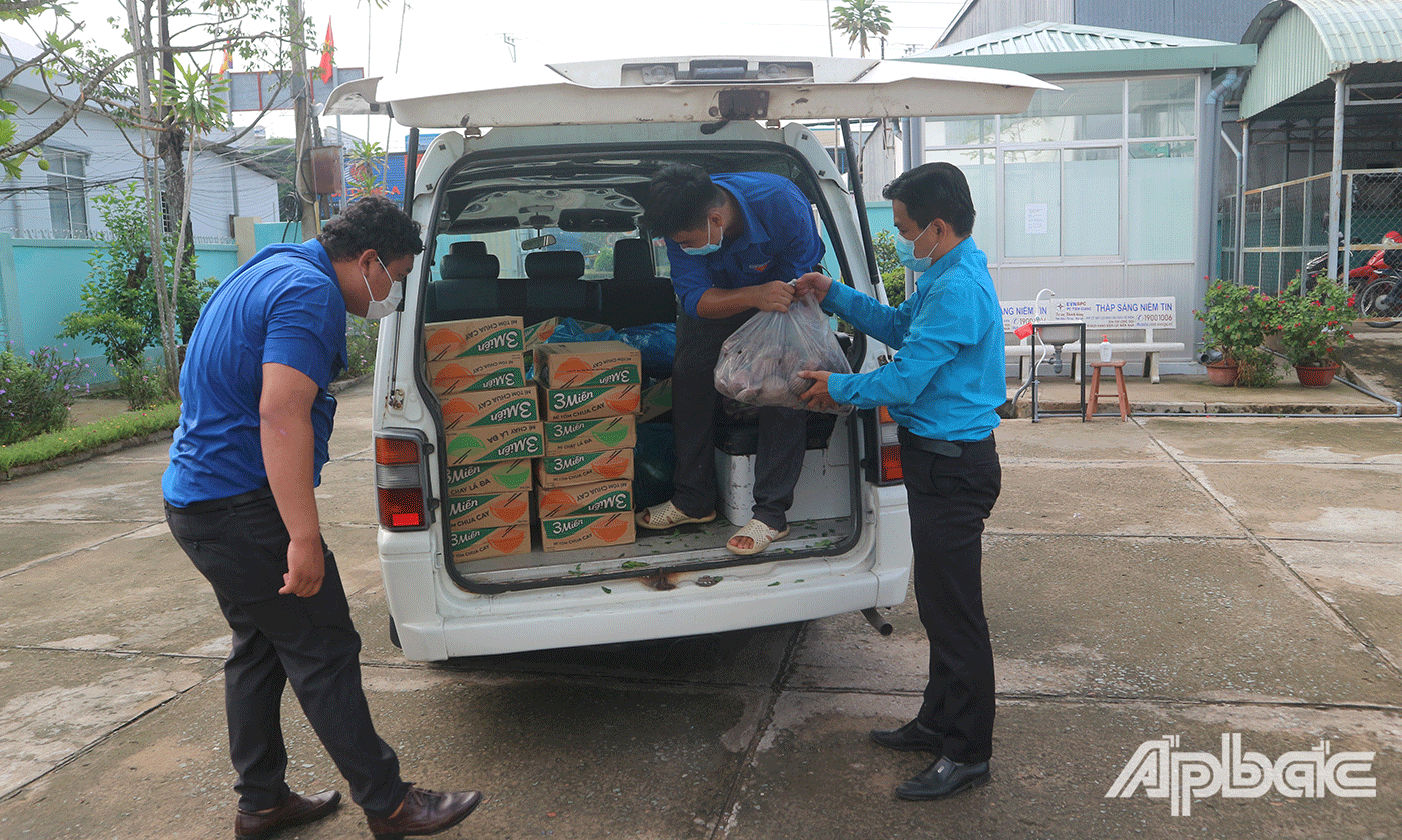 Đoàn vận chuyển các phần quà hỗ trợ đến các điểm phong tỏa trên địa bàn huyện